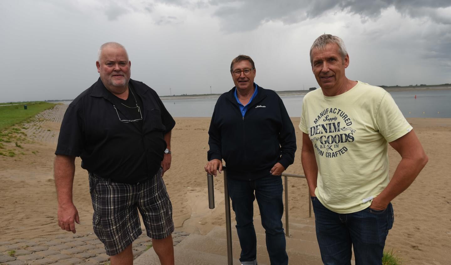 Ab Westdorp, Jan Bruijnzeel en Jos Kodde bij het strandje van Sint-Annaland. 