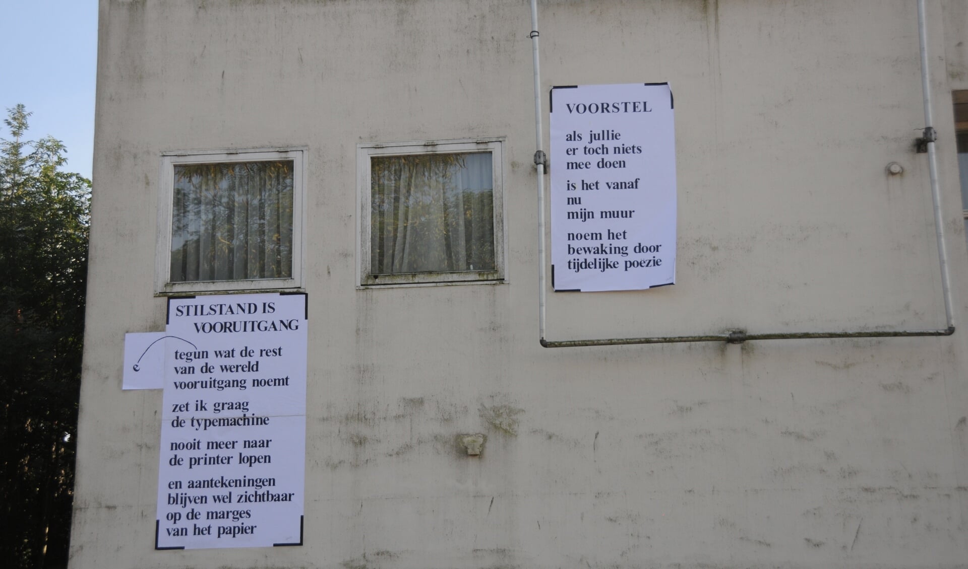 Gedichten op gevel voormalig arbeidsbureau in Sint-Maartensdijk.