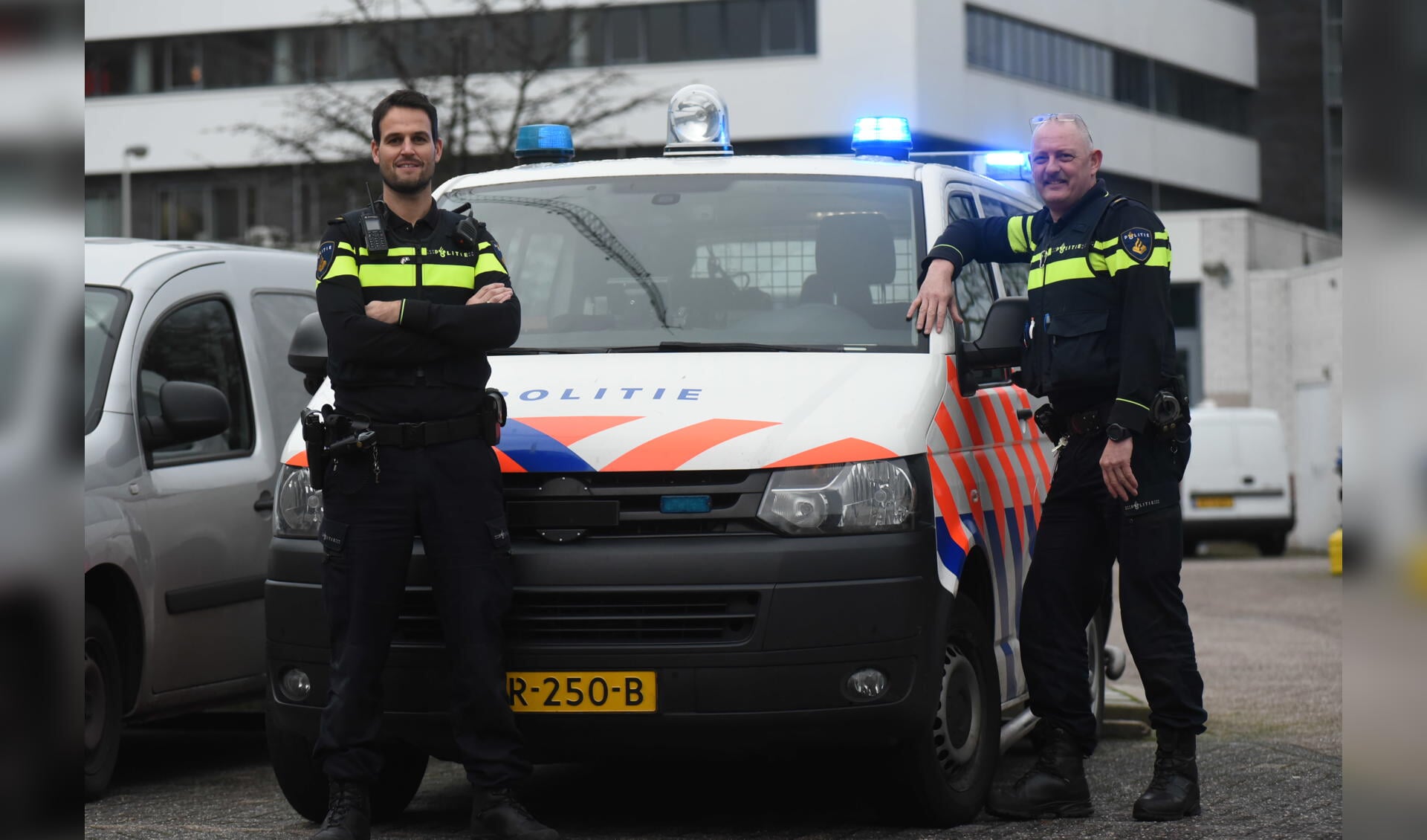 Beleidsadviseur Gerrit van Rijn en Peter Smaardijk. Smaardijk is het hoofd van de Thoolse wijkagenten. 