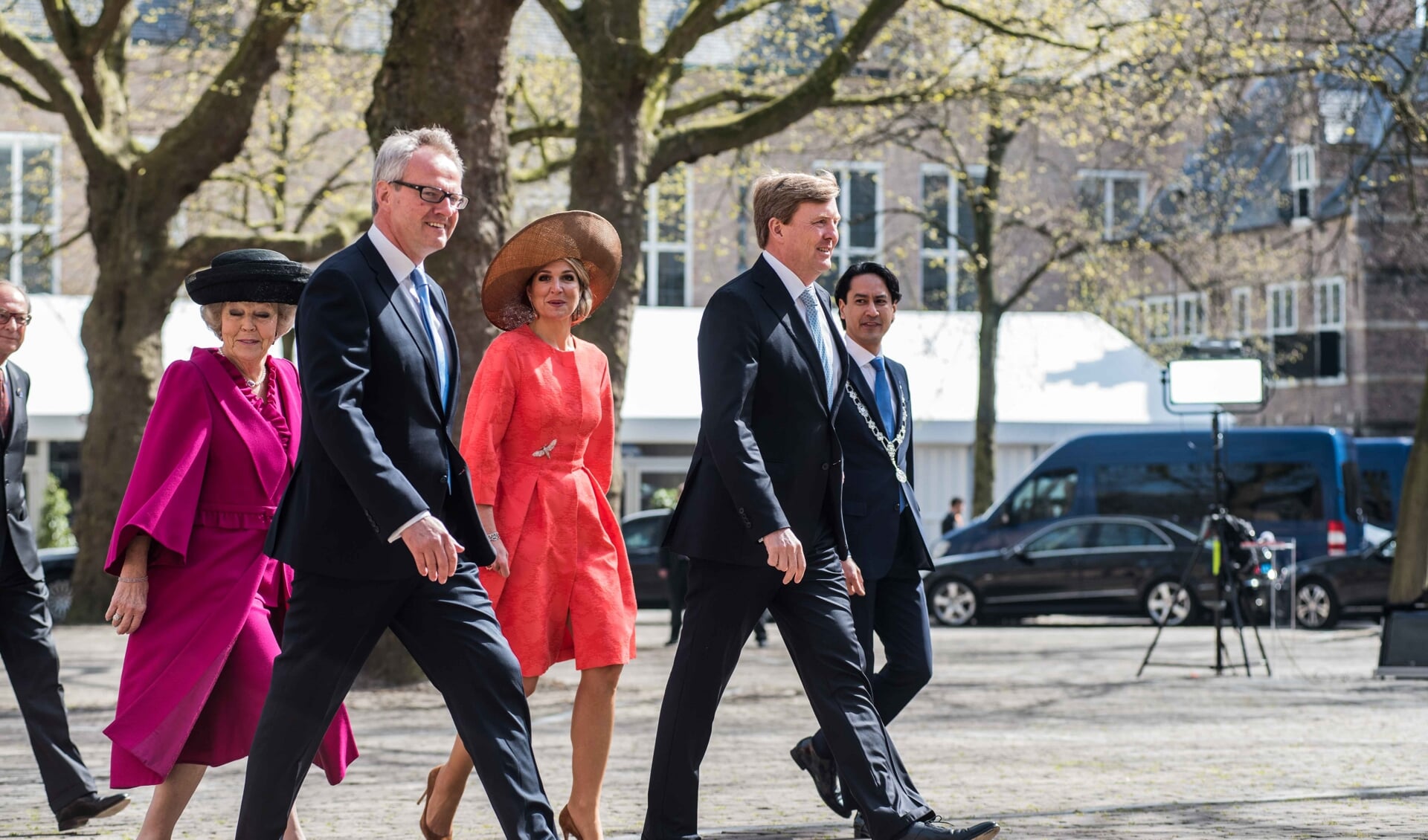 De koning, koningin, prinses Beatrix (links), commissaris van de koning Han Polman (tweede van links) en de burgemeester van Middelburg (uiterst rechts). Slechts gedeeltelijk zichtbaar is Jack Asselbergs. De foto is in 2016 genomen bij de uitreiking van de Four Freedoms Awards. 