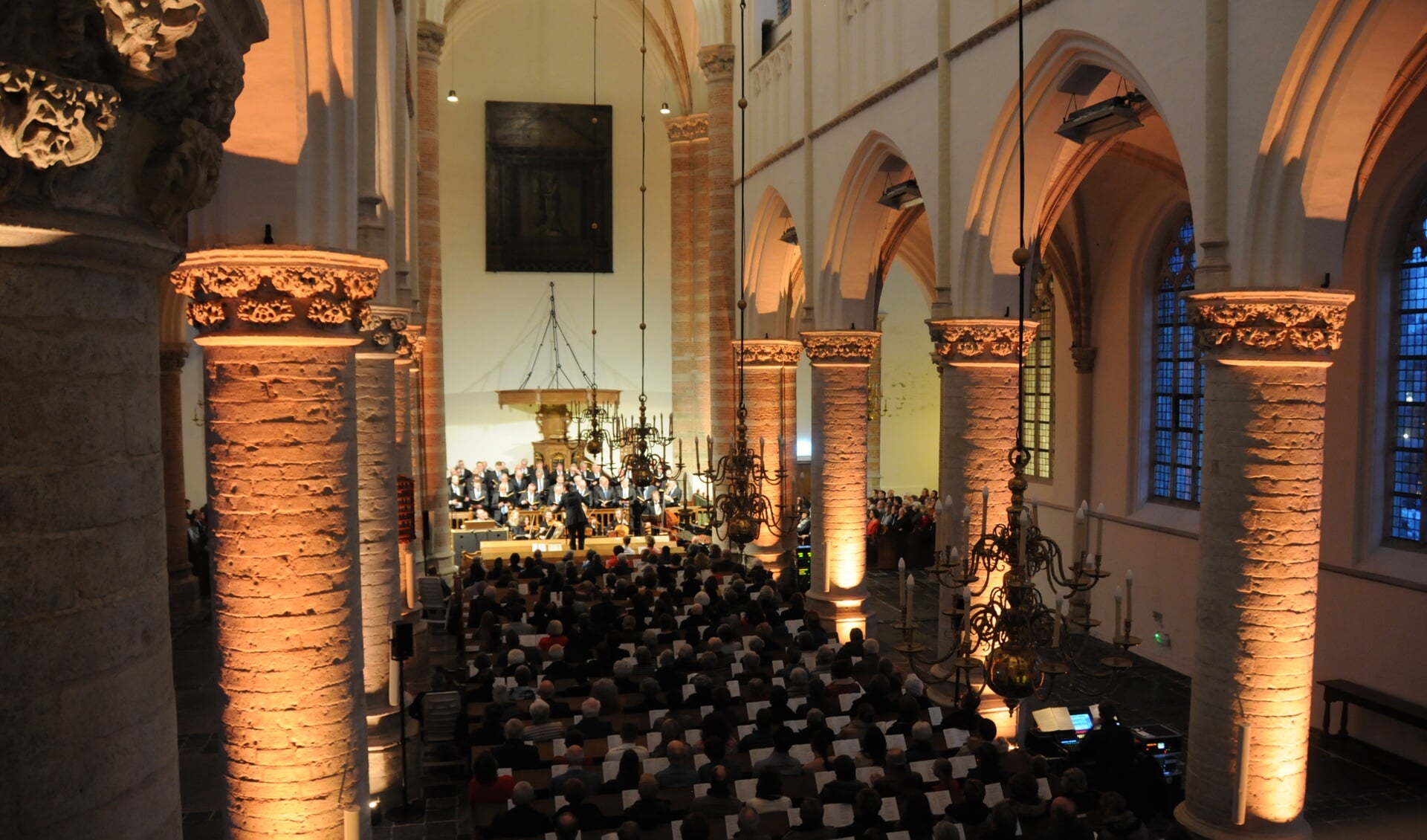 Koor en orkest treden samen op in de Grote Kerk in Tholen.