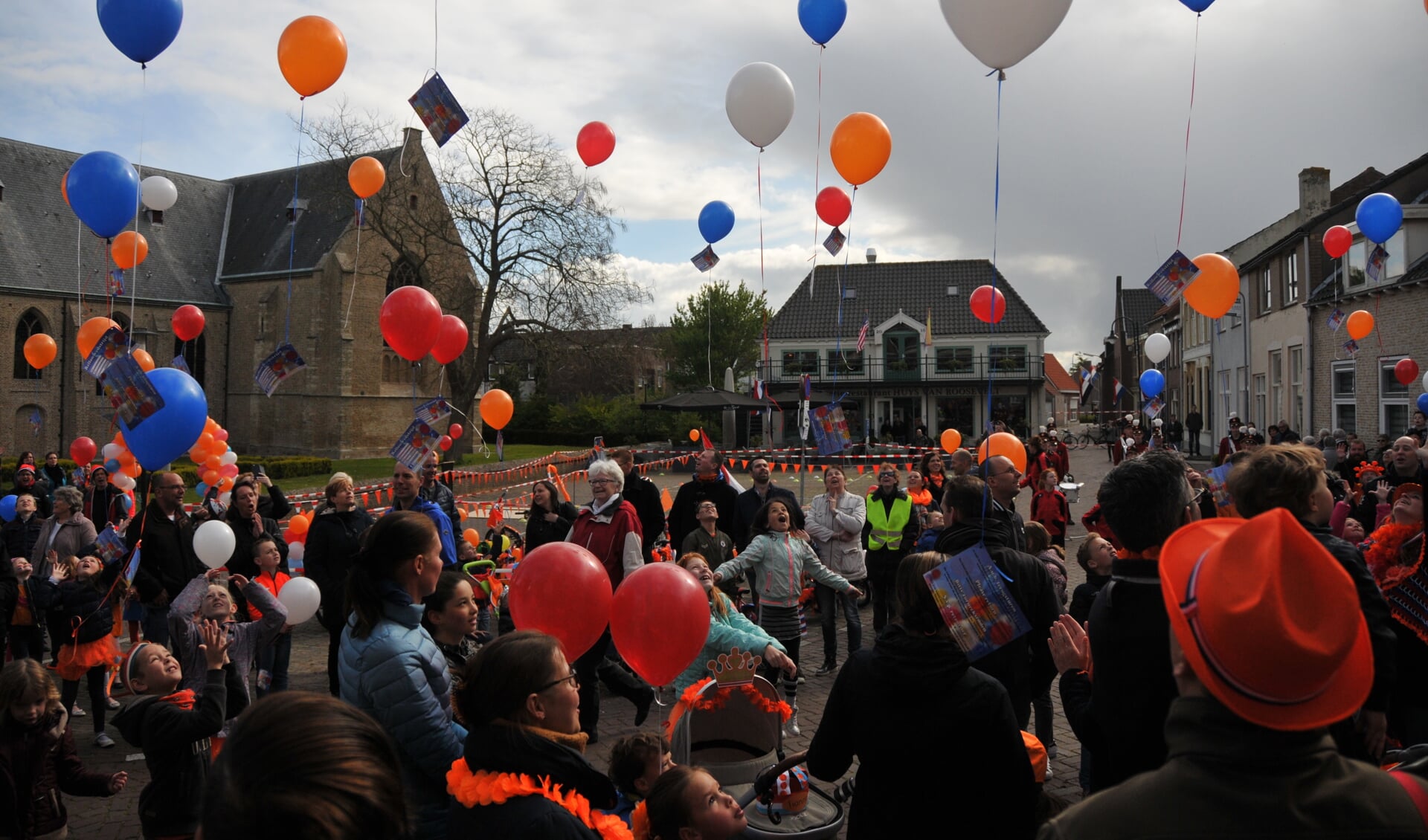 Ballonnen oplaten, zoals hier in Oud-Vossemeer, is er in Tholen niet meer bij. 