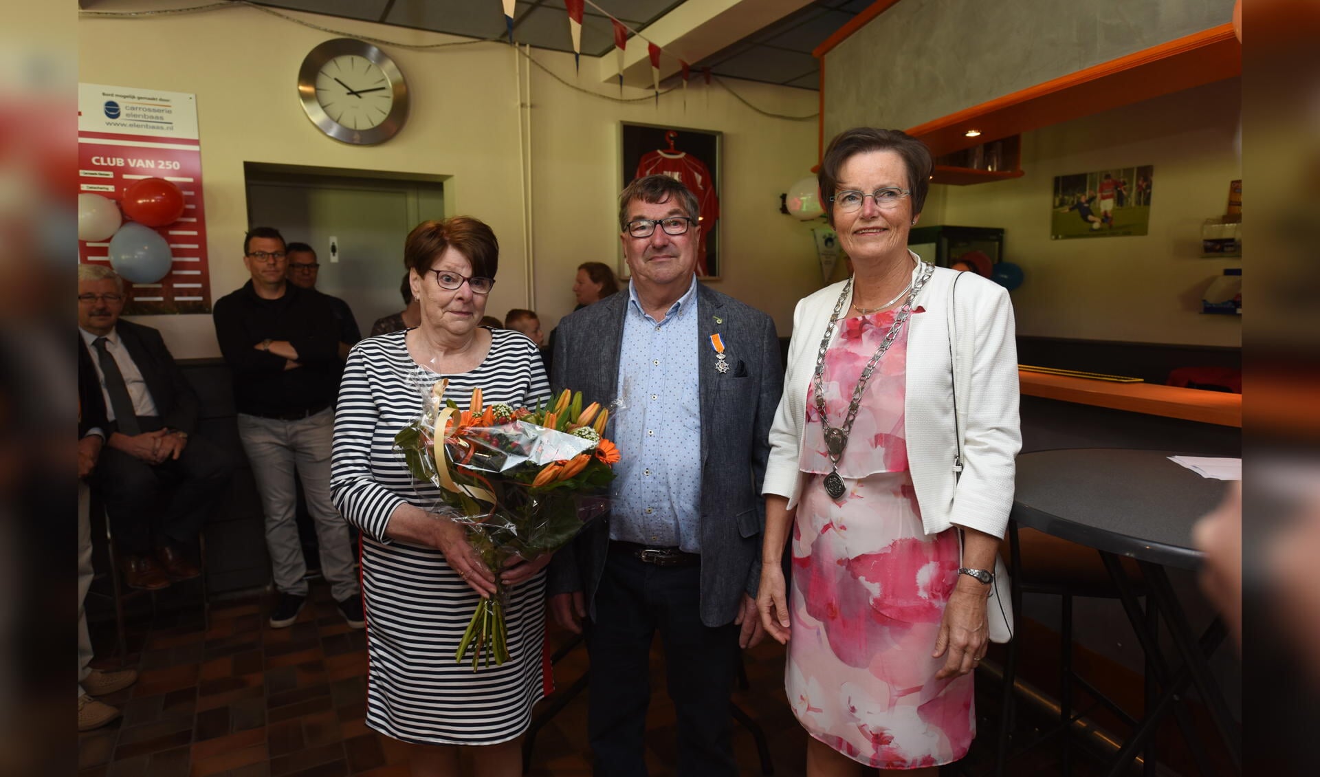 Piet Lisseveld en zijn vrouw Gerda met burgemeester Ger van de Velde. 