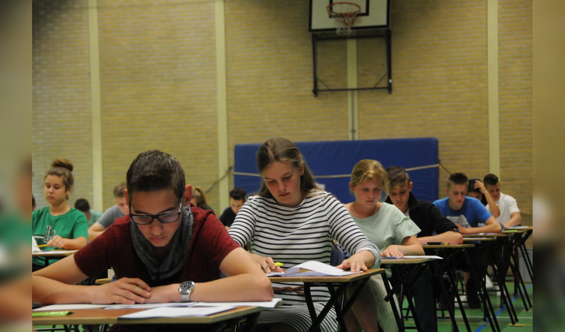 Leerlingen van het Calvijn College in Tholen doen examen wiskunde.