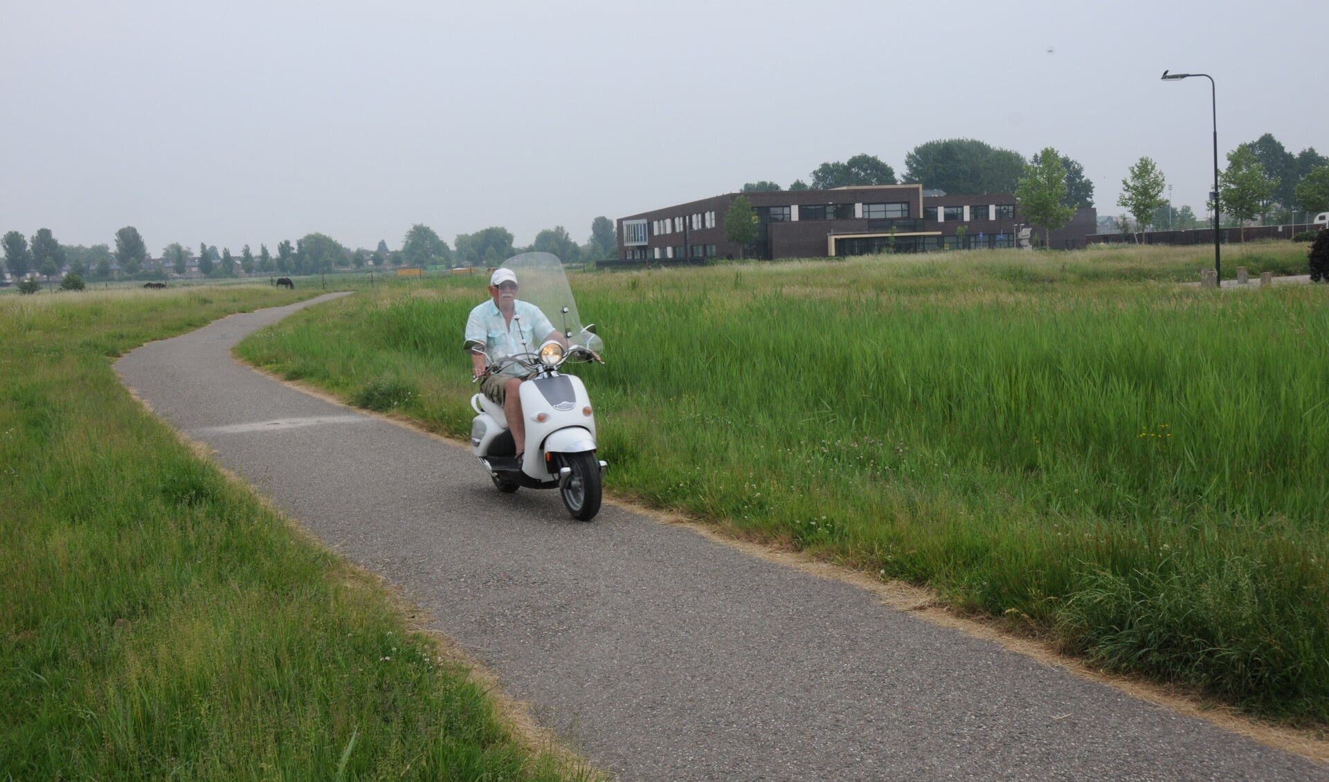Waar nu een fietspad ligt en het gras hoog staat, komt een ‘keerlus’ voor auto’s met parkeervakken voor de brede school in Westerpoort.