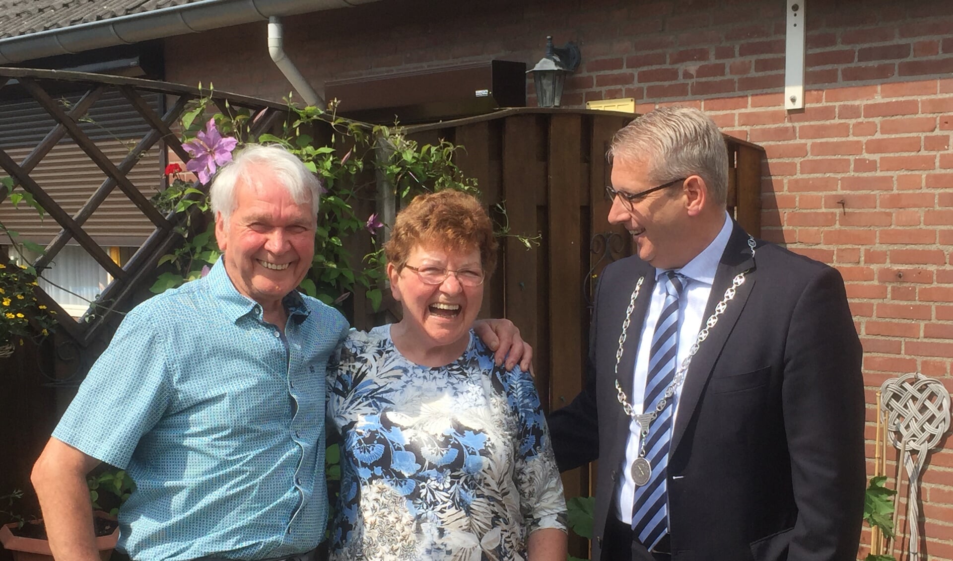 Met veel plezier gaan Jan en Nel de Nijs-van de Merbel op de foto met de burgemeester.