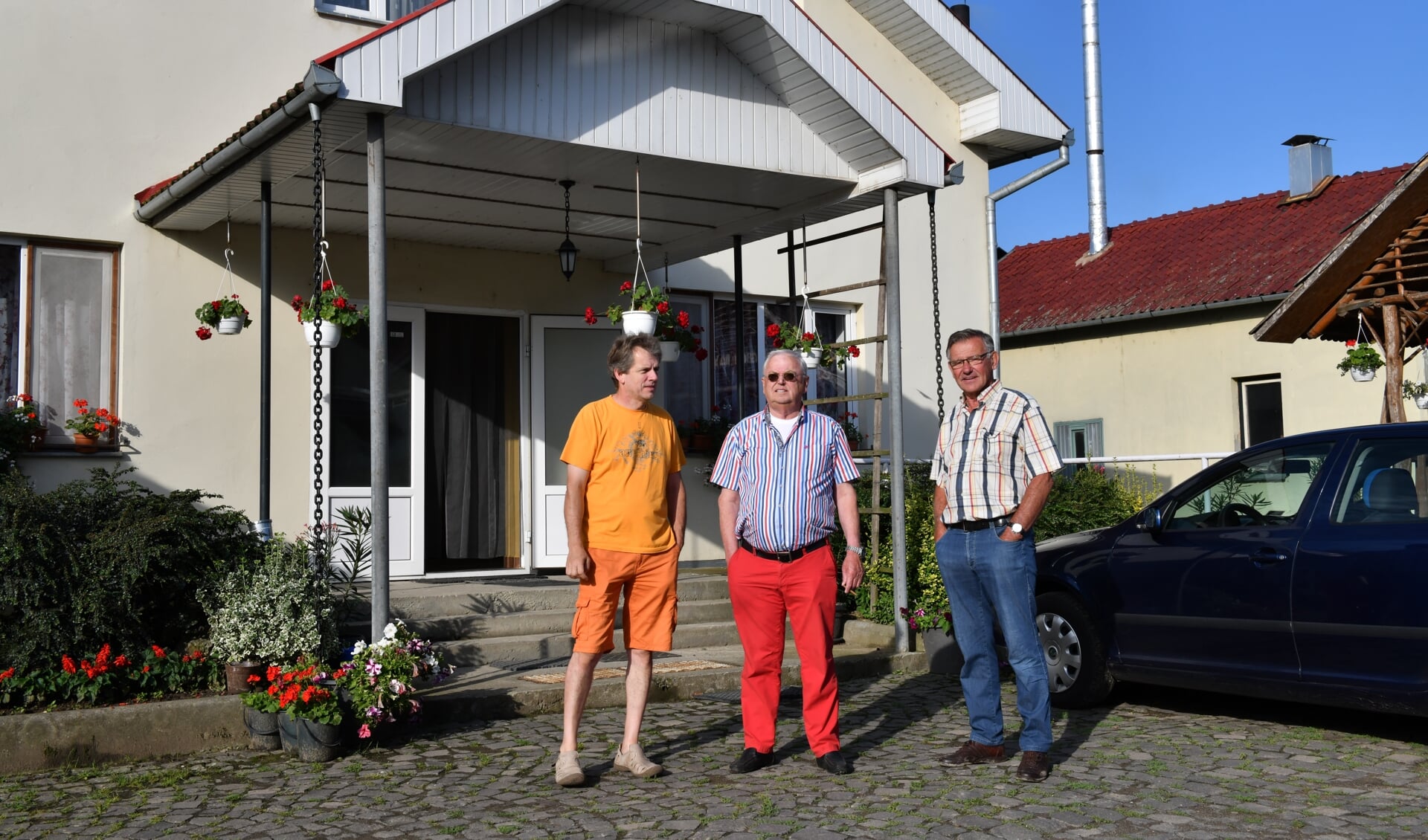 Tolk Jack de Keijzer, Hers van Schouwen en Pieter Bierens bij de directeurswoning van het weeshuis. (Foto Piet Pietjouw)
