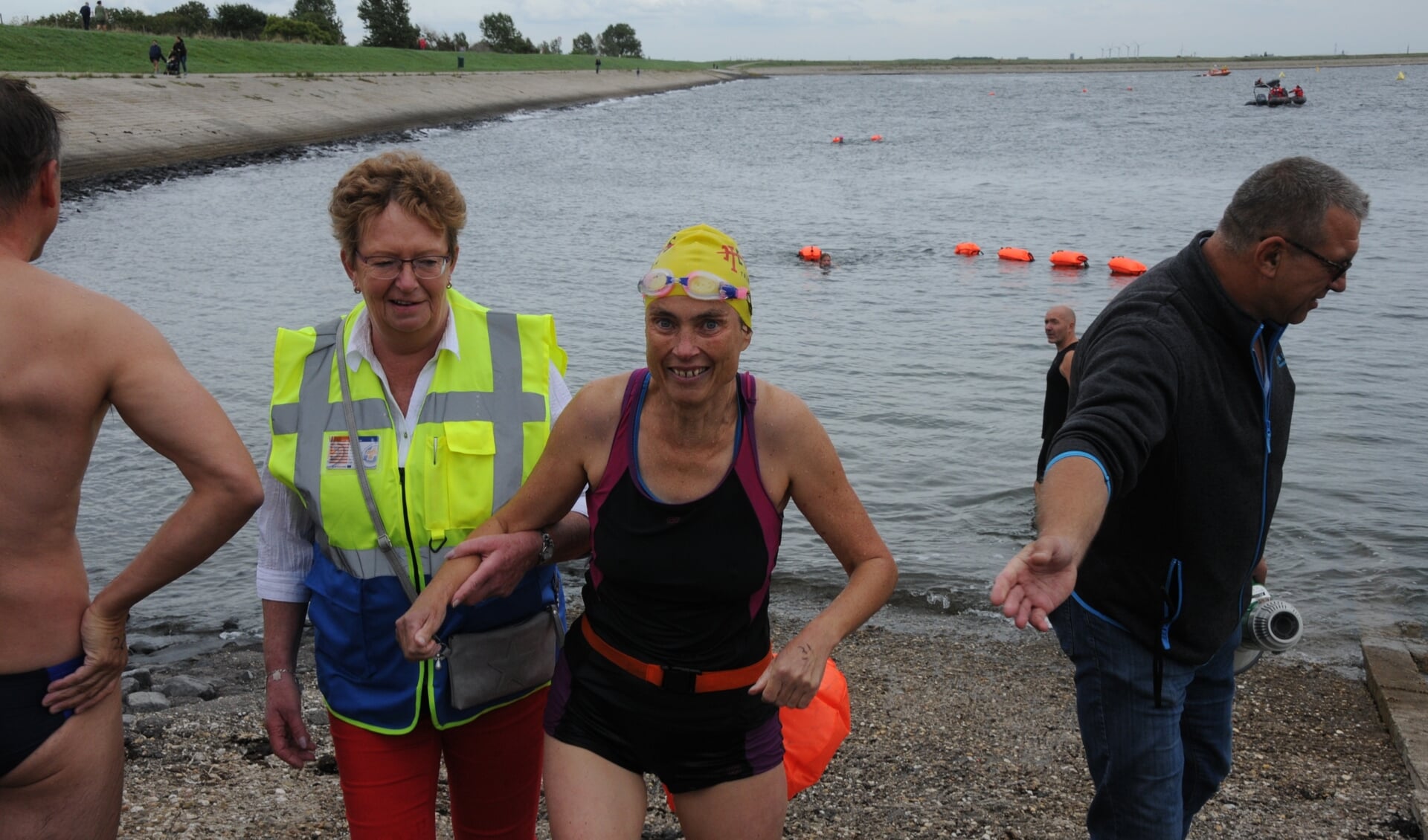 Maria Breure uit Sint-Maartensdijk zwom de Thoolse mijl, rechts Andy van de Velde van de organisatie.