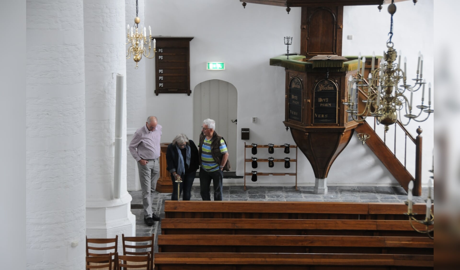 Bezoekers in de kerk in Poortvliet.