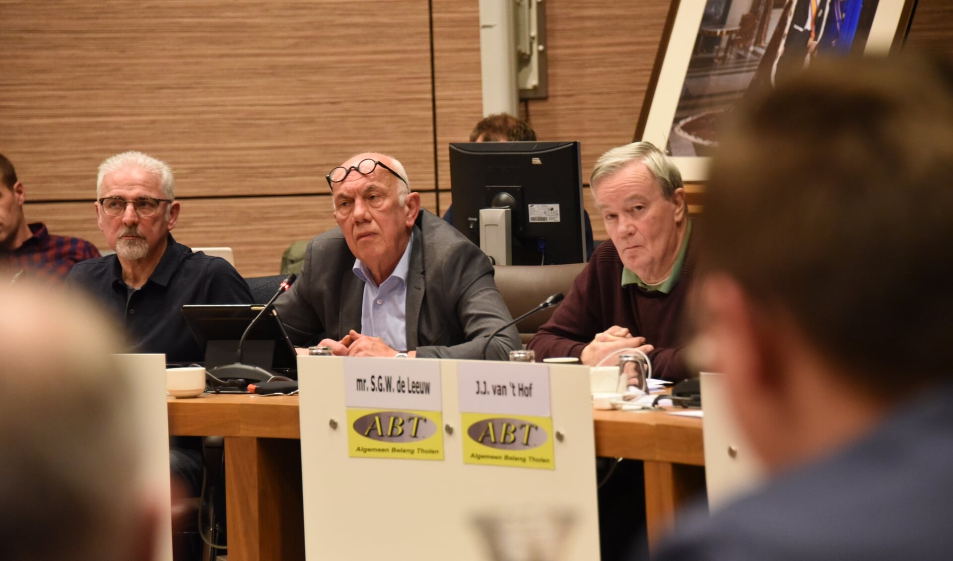 Middenin Jan Heshof (PvdA/GL), links van hem partijgenoot Jacques Dekkers en rechts George de Leeuw van ABT tijdens de raadsvergadering van vorige week donderdag