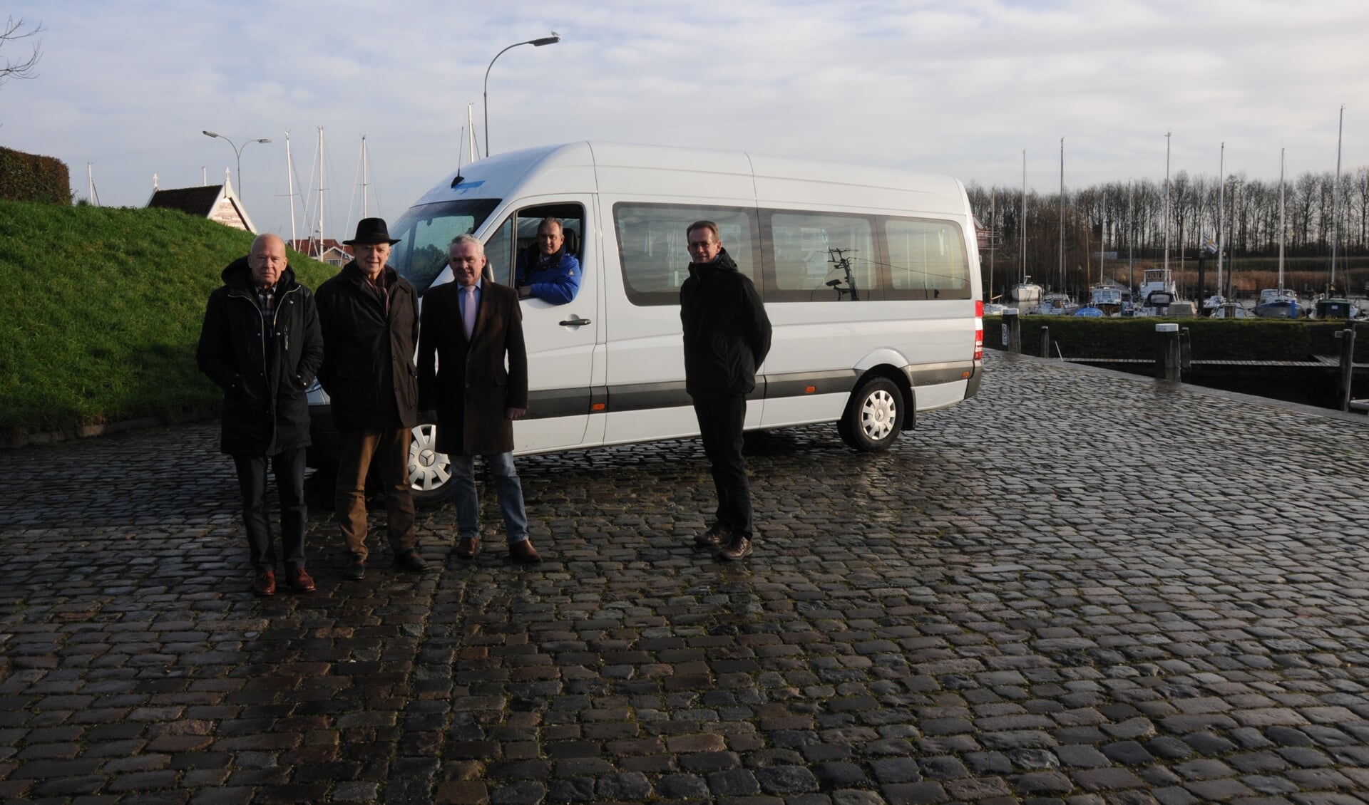 Het bestuur van de stichting op de Haven in Tholen, v.l.n.r Willem van der Meer, Henk Nieuwenhuis, Jan Wijnen, Fred Oostrum en Cees Timmermans.