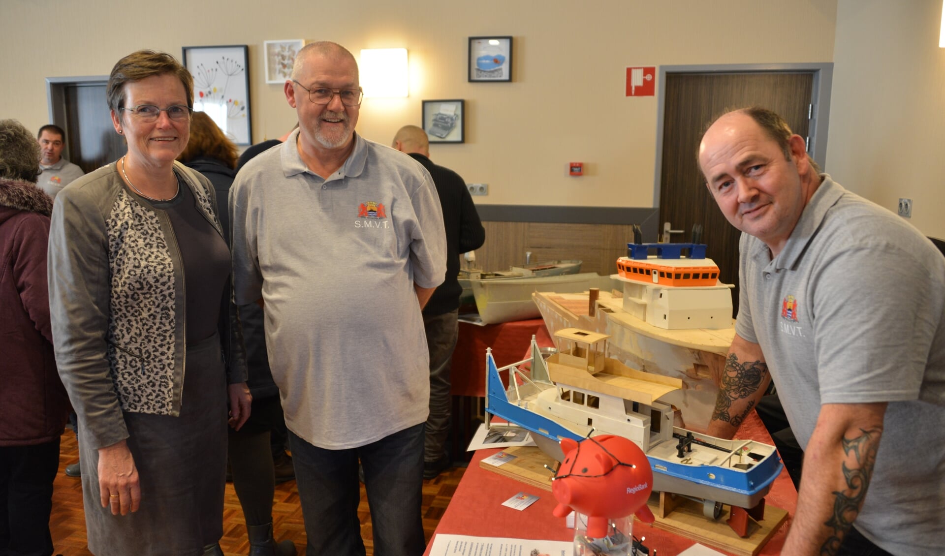 Burgemeester Ger van de Velde  kwam ook even kijken. Johan van Heiningen en John Moerland (rechts) organiseerden de tentoonstelling. 