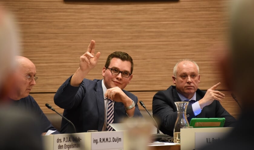 <p>Vincent Bosch (midden) verlaat de Thoolse politiek na de gemeenteraadsverkiezingen in maart 2022. Rechts van hem zijn inmiddels ex-partijgenoot Jack Vaders. Ze zaten samen voor de PVV in de gemeenteraad. </p>