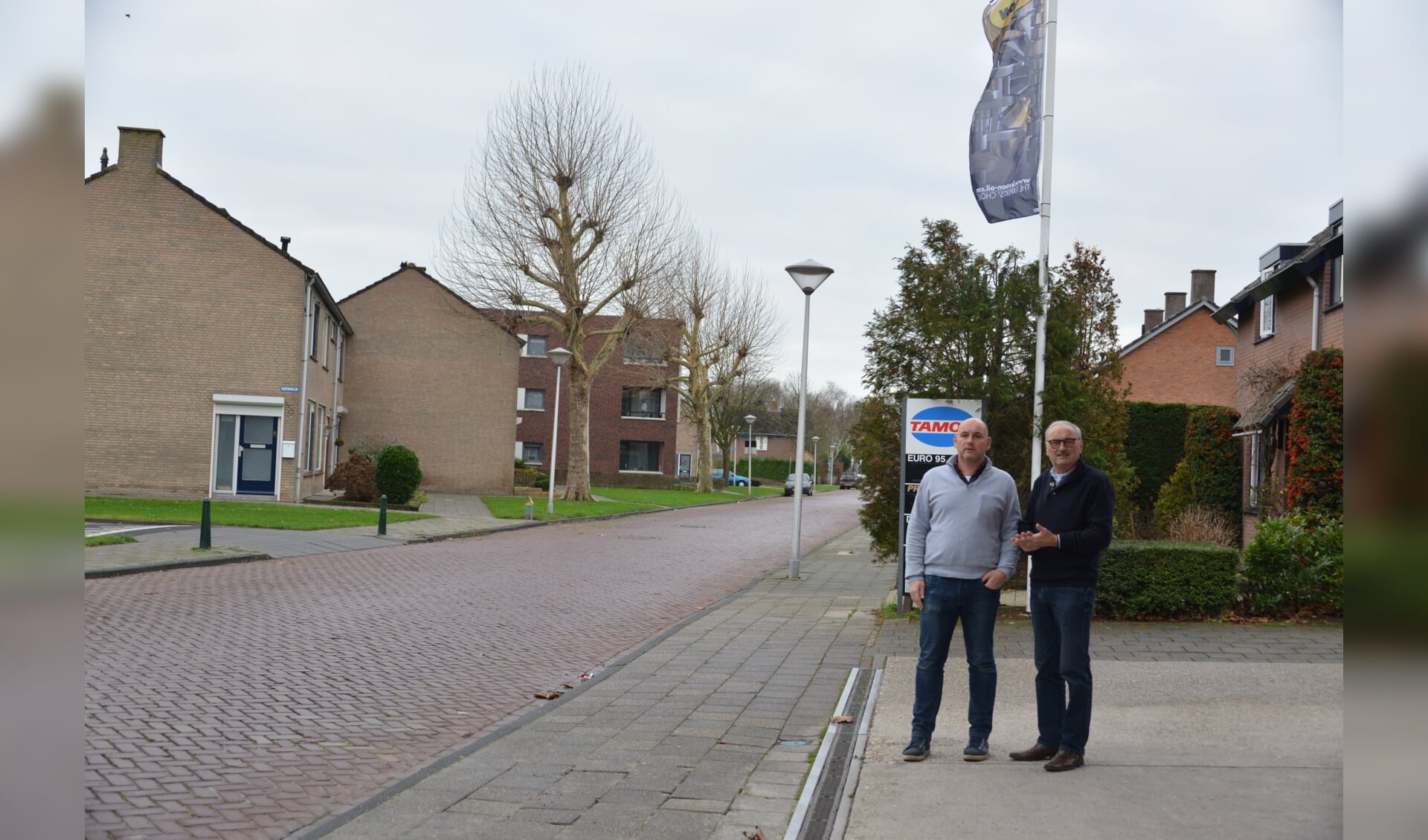 Vader Bert en zoon Rob Helmons laten zich niet wegsturen uit de Karel Doormanstraat.