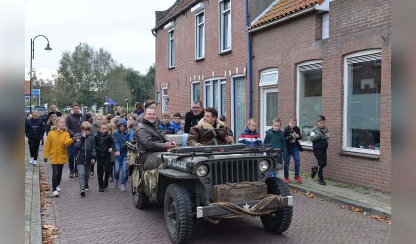De Dorpsgemeenschap Sint-Annaland trapte woensdag alvast af voor het programma van volgend jaar. Er was een activiteit voor kinderen van de twee basisscholen.
Vrijwilligers van de Dorpsgemeenschap hebben ’s morgens vroeg tasjes met daarin slingers, ballonnen en bloembollen opgehangen aan alle huisdeuren. Het idee is
om de bollen te poten zodat de bloemen volgend jaar groeien. De slingers zijn om volgend jaar mei de straten te versieren.