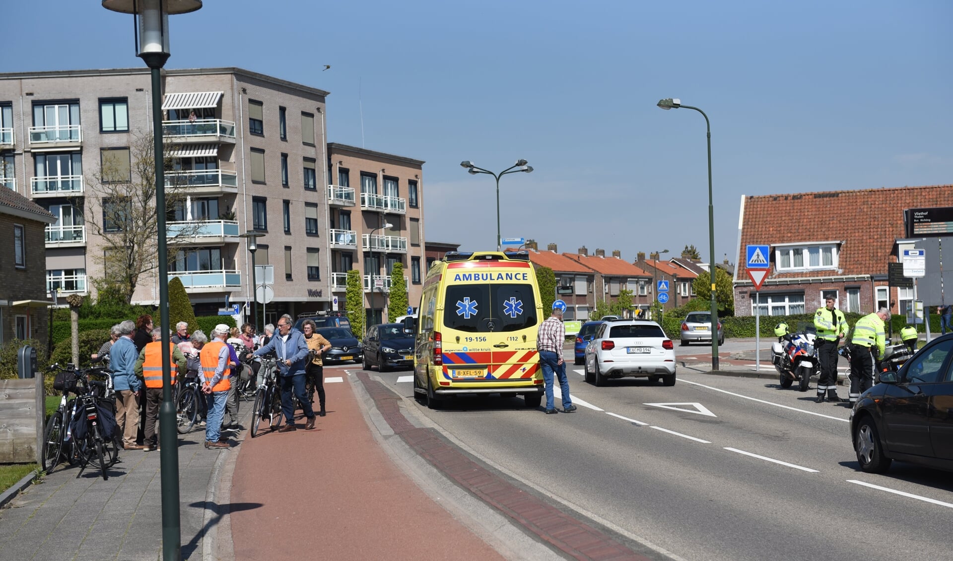 De ambulance bij een ongeval op de Ten Ankerweg in Tholen. 