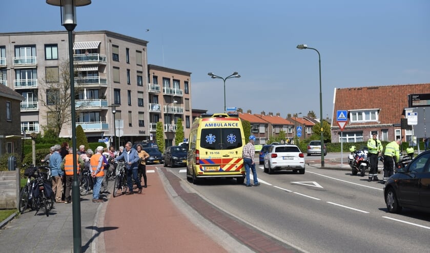 De ambulance bij een ongeval op de Ten Ankerweg in Tholen.