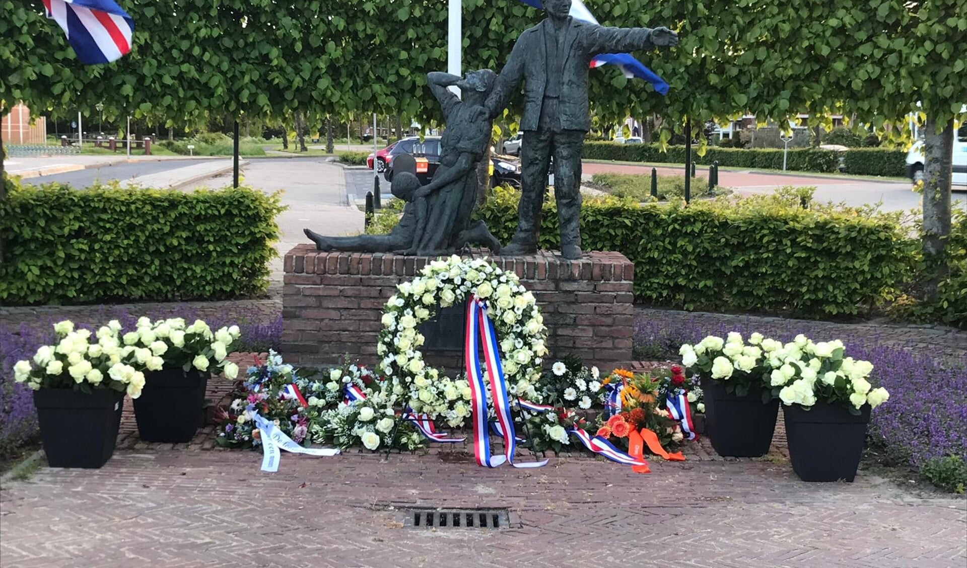 Jaarlijks op 4 mei worden de Dinteloordse oorlogsslachtoffers herdacht bij het monument op het Raadhuisplein. Nu is er een speciale herdenking rond het bombardement van 75 jaar geleden.