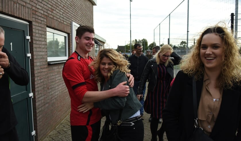 Blij Noad-spelers en supporters na afloop van het streekduel.