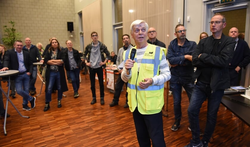 Piet van Zijst vertelt over het werk van de vrijwillige buurtpreventie.
