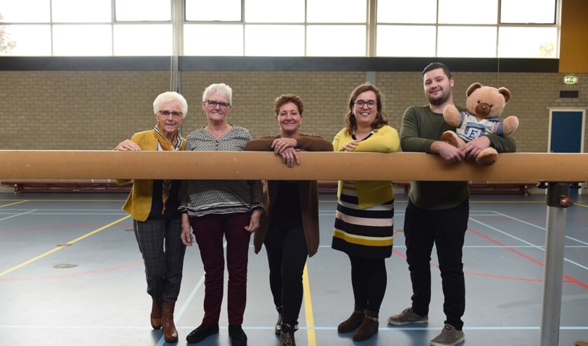 Rina Bolier, Riet Hage, Petra Hage, Janine Elenbaas en Arné van Tiggele in de gymzaal in de Burgemeet. Bestuurslid Ina Bolier ontbreekt op de foto.