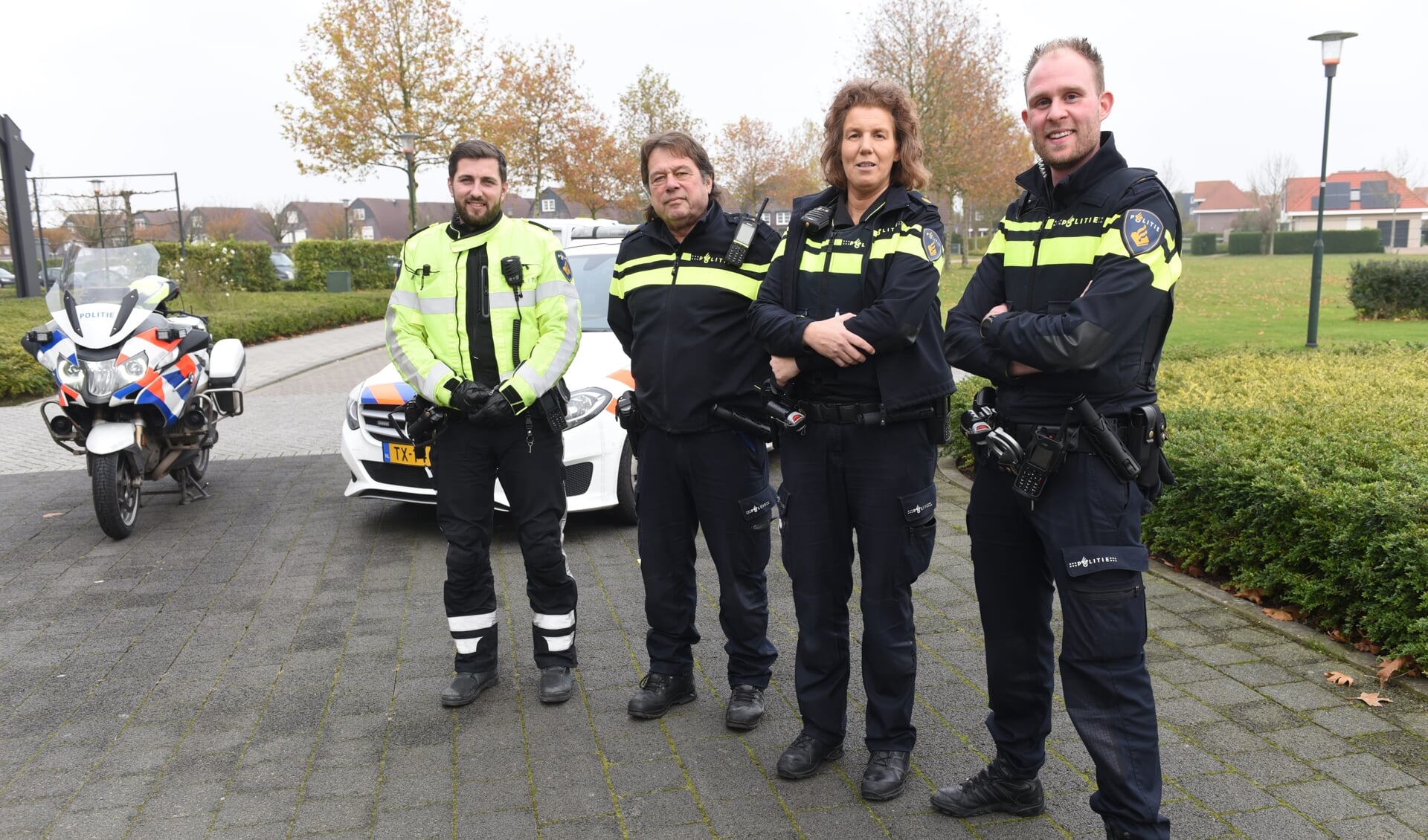 Mark Groefsema, Nico van den Wijngaard, Suzanne Kastelijn en Jordy Ellerkamp. De laatste is een nieuwe wijkagent.