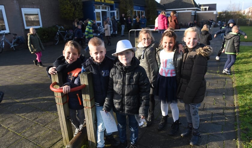 Leerlingen van de Juliana van Stolbergschool op hun plein.