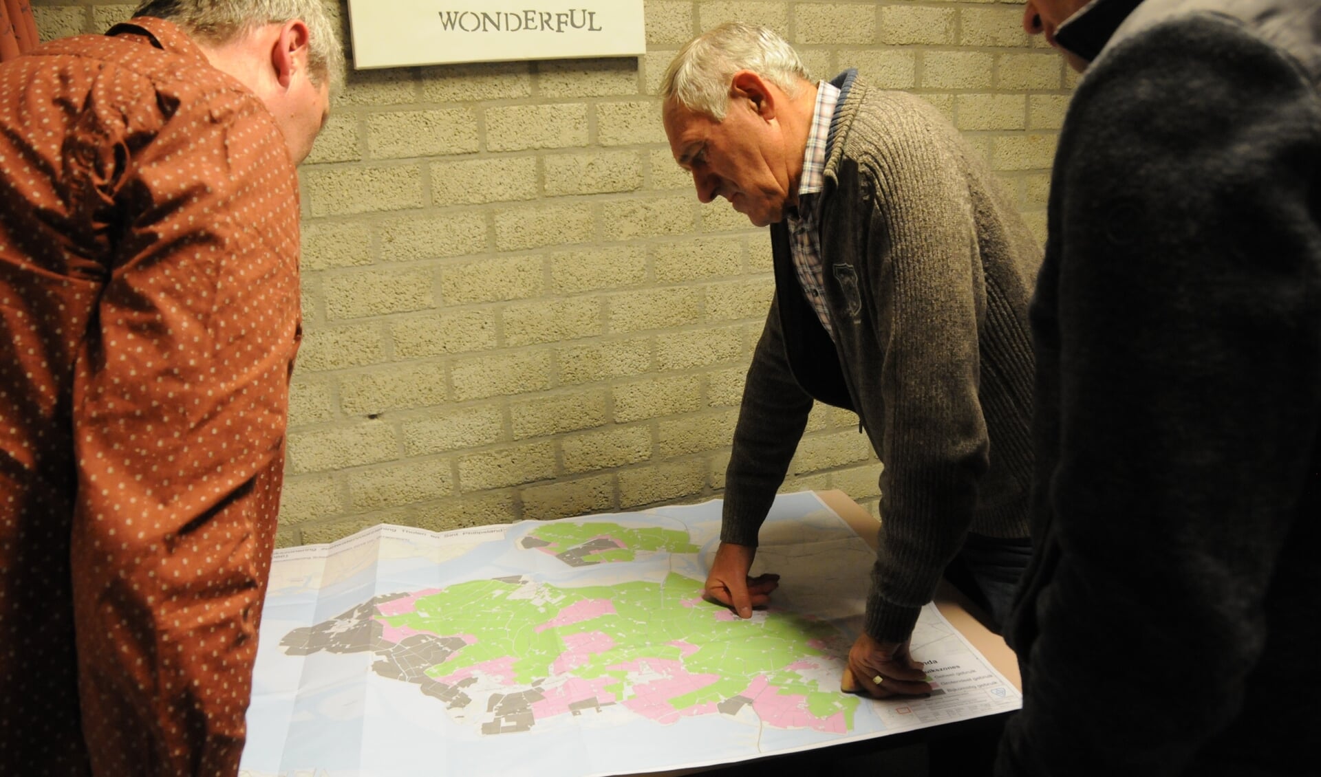 Boeren bekijken de zoewaterkaart van Tholen en Sint-Philipsland.