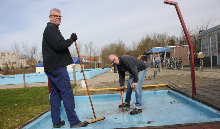 Zaterdag 30 maart hebben vrijwilligers het zwembad weer schoongemaakt, zoals hier op de foto in 2017.