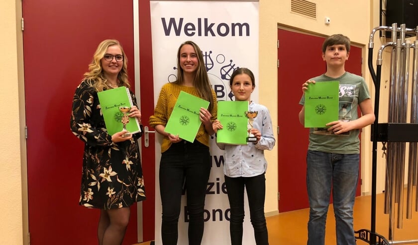 v.l.n.r. Jirsca Vroegop, Amber van der Werff, Yara Manneke en Jens van Gennip.