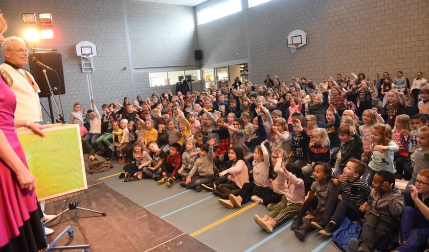 Kinderen van de openbare basisscholen uit Sint-Maartensdijk, Stavenisse en Scherpenisse kijken naar de voorstelling in Haestinge.