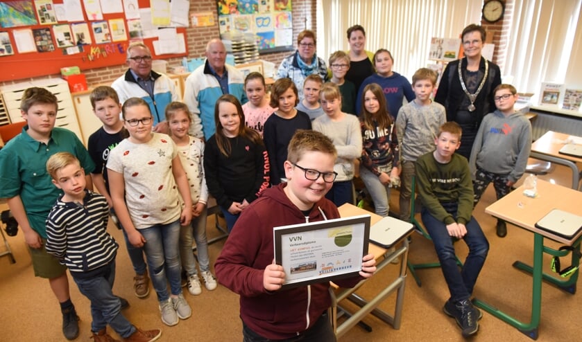 Foto: Jesse de Jong (vooraan) reed het praktijkexamen in Sint-Philipsland foutloos.