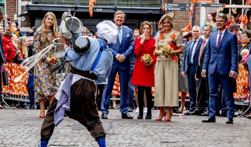Hoevenaars (op de rug gezien) krijgt de Oranjes aan het lachen in Amersfoort.