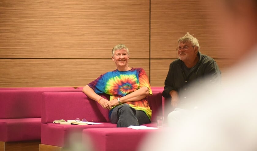 Corrie van der Horst (links met regenboogshirt) tijdens de vergadering waarin de motie voor het hijsen van de regenboogvlag werd aangenomen. Rechts Jac van Akkeren.