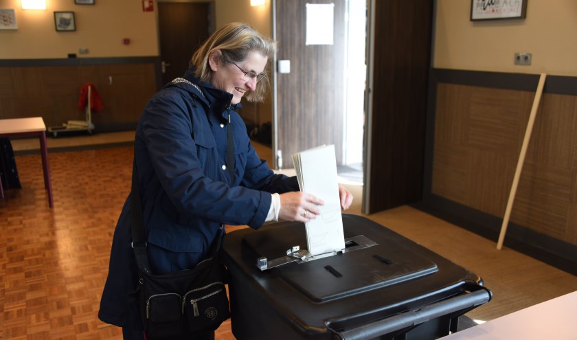 Marja Scherpenisse stemt in Meulvliet.