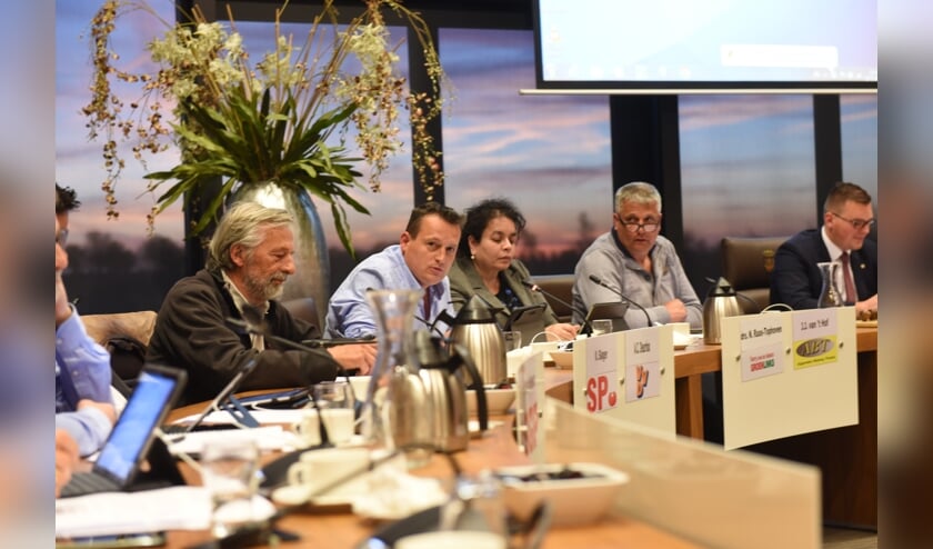 Commissieleden discussiëren over het beleid over arbeidsmigranten. v.l.n.r. Kees Slager (SP), Arjan Deurloo (VVD), Nancy Raas (PvdA/GL), Han van 't Hof (ABT) en voorzitter Vincent Bosch.