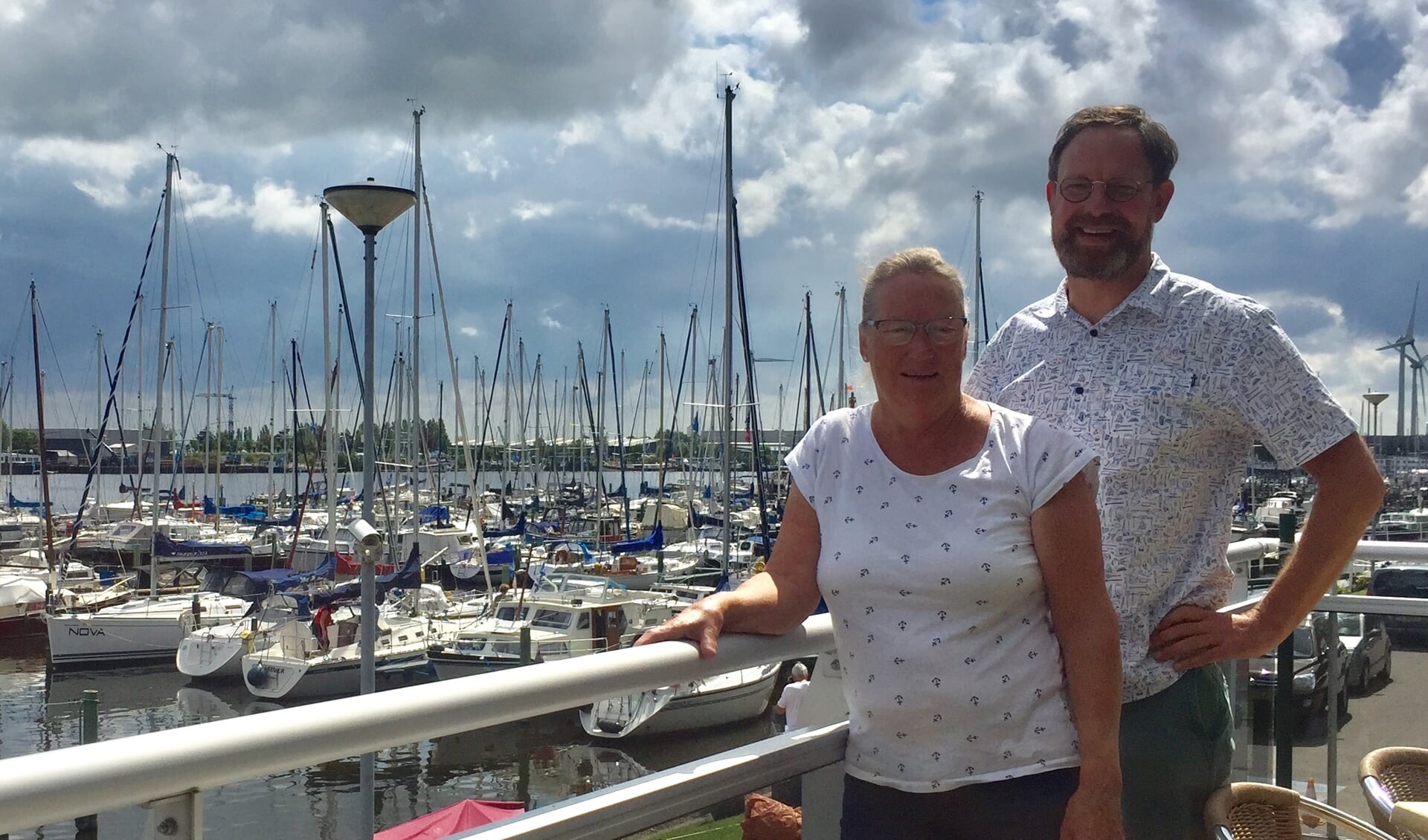 Havenmeester Willy van Aert (links) en voorzitter Jan-Eric Withagen in de jachthaven van De Dintel.