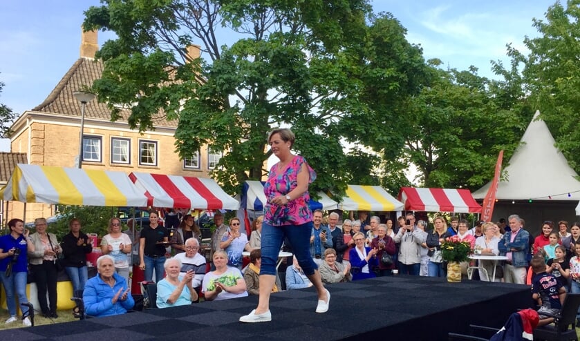 Het publiek vermaakte zich bij de modeshow.