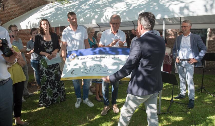 Mariska Dijke, AdriaanNoteboom en Herman Draaijer krijgen de cheque van Anné Sturris.