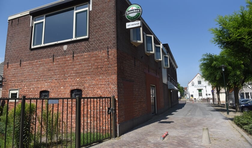 Het al jaren leeg staande café-restaurant Havenzicht in Sint-Annaland zou gevuld kunnen worden met 60 arbeidsmigranten,
maar daar heeft de gemeenteraad in een besloten vergadering een stokje voor gestoken.
