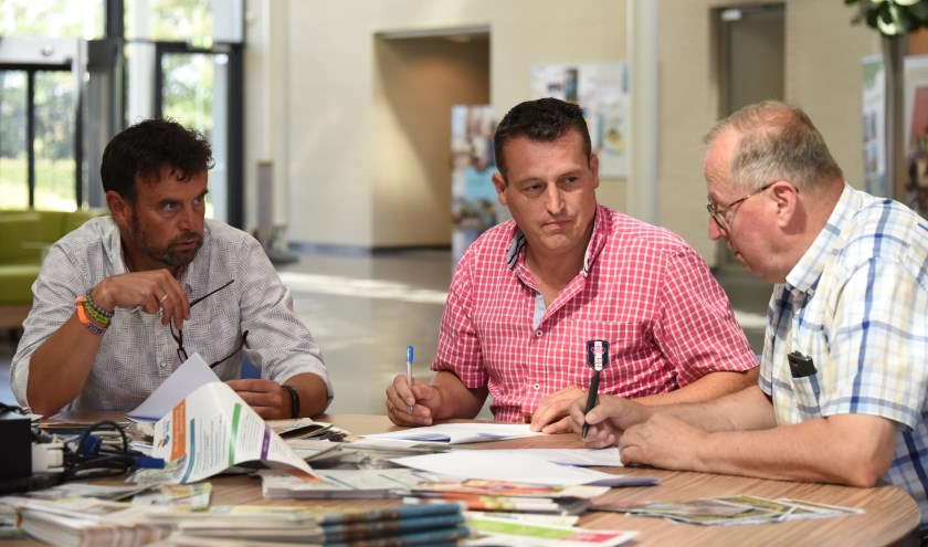 VVD-raadsleden Anco Fase, Arjan Deurloo en Ad Hommel bespreken tijdens een schorsing hun standpunten over de moties. De liberalen stemmen als coalitiepartij voor belastingverhoging, maar met tegenzin.