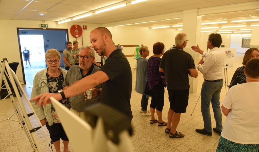 Niels Vollaard van de gemeente geeft uitleg.