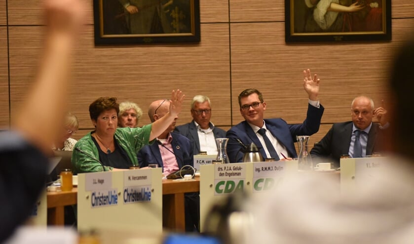 Vincent Bosch (midden) in de Thoolse gemeenteraad.