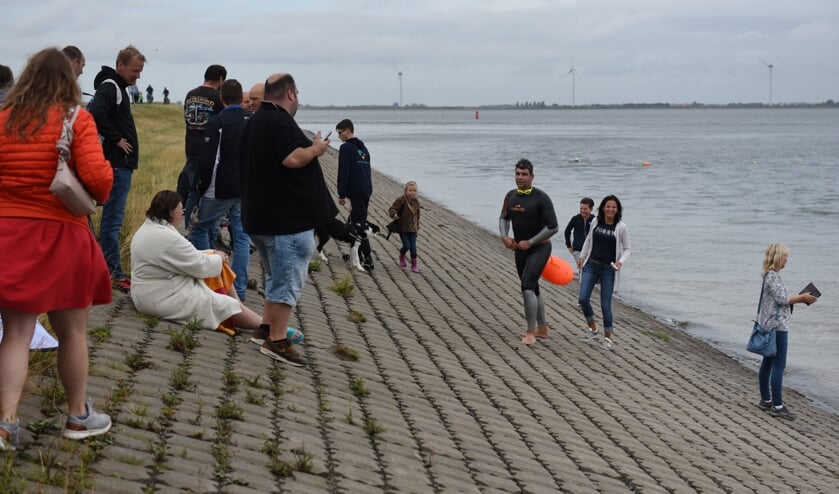 Maarten van Oeveren uit Sint-Annaland arriveert bij het eindpunt in zijn woonplaats.