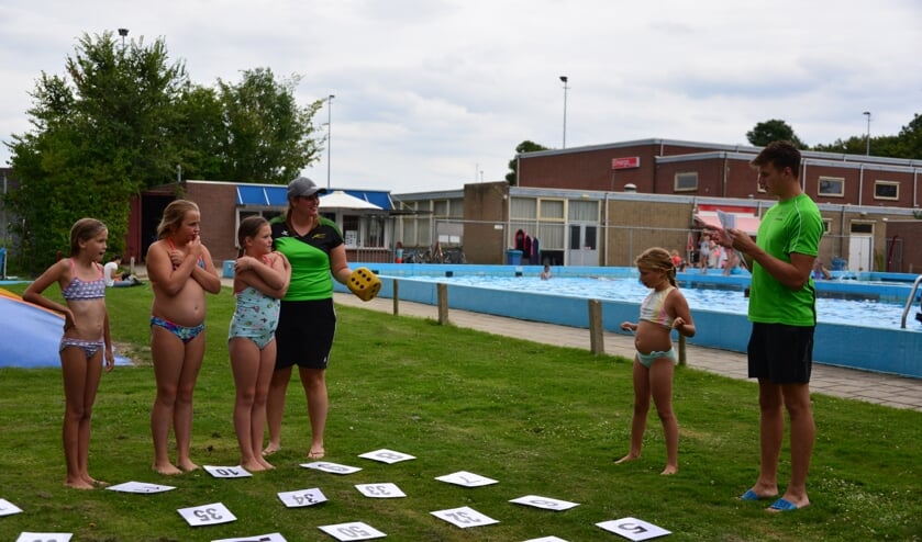 Verrassend Kinderen genieten van waterspelletjes in het zwembad | Eendrachtbode CL-37