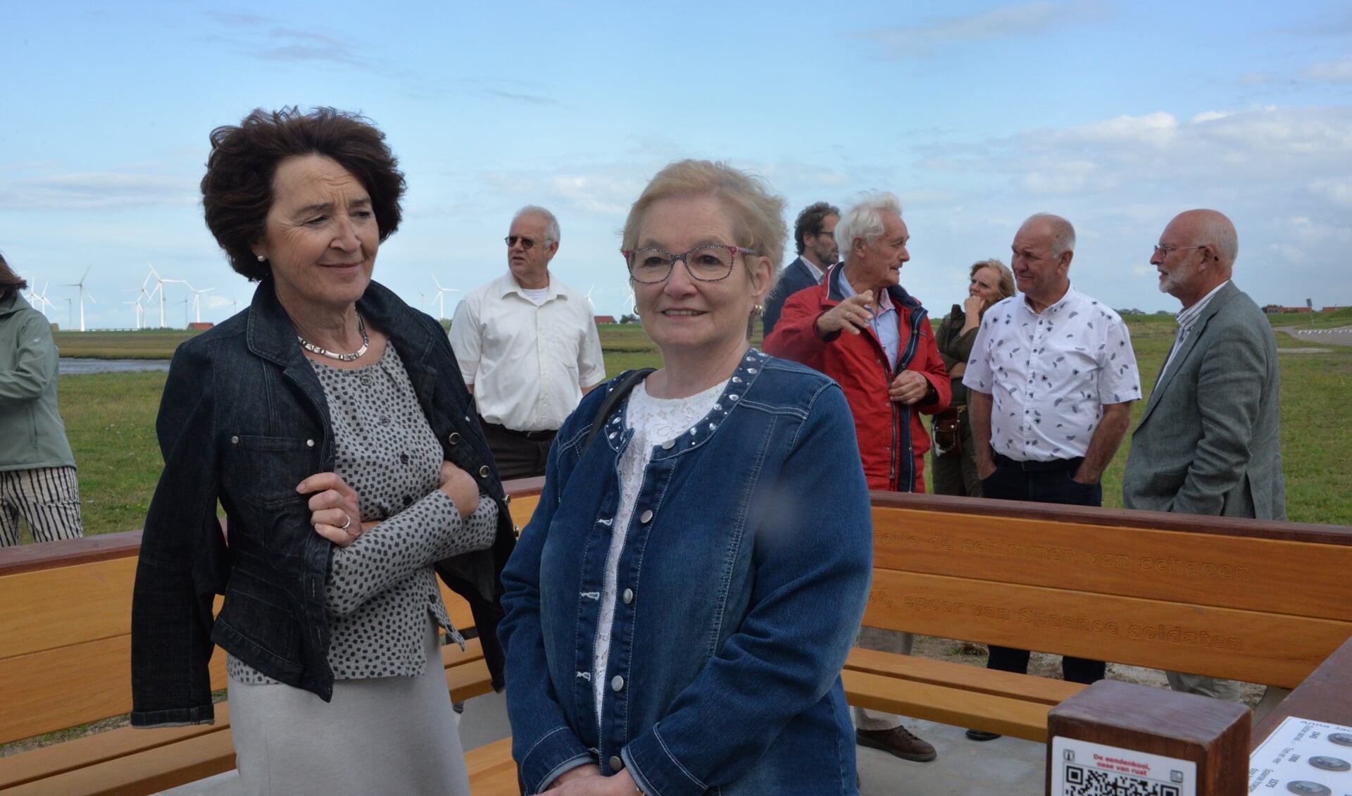 Annie Vleghels (links) en Ineke Krijger spraken een tekst in voor de klapbank.