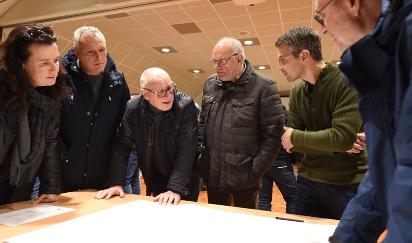 Bezoekers van de informatieavond in de Wellevaete. Links aan het woord Gerrit Bril, inwoner van de Bierensstraat en PVV-commissielid. Rechts in groene trui ambtenaar Joost Krijger.