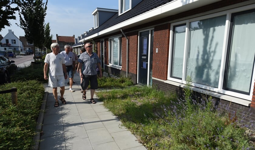 Smerdiekenaren zijn het minst tevreden over hun dorp. Hier lopen leden van de dorpstafel door Sint-Maartensdijk. (Archieffoto)