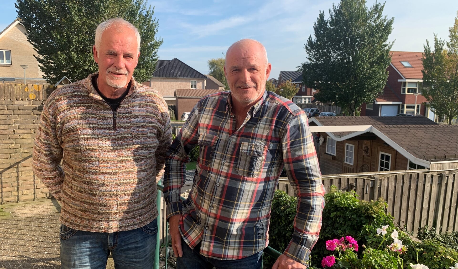 De broers Bram (rechts) en Henk Sulkers op het balkon van de ouderlijke woning, waar Bram en zijn vrouw Elly nu wonen. ,,We gaan niet achter de geraniums zitten'', lachen ze.
