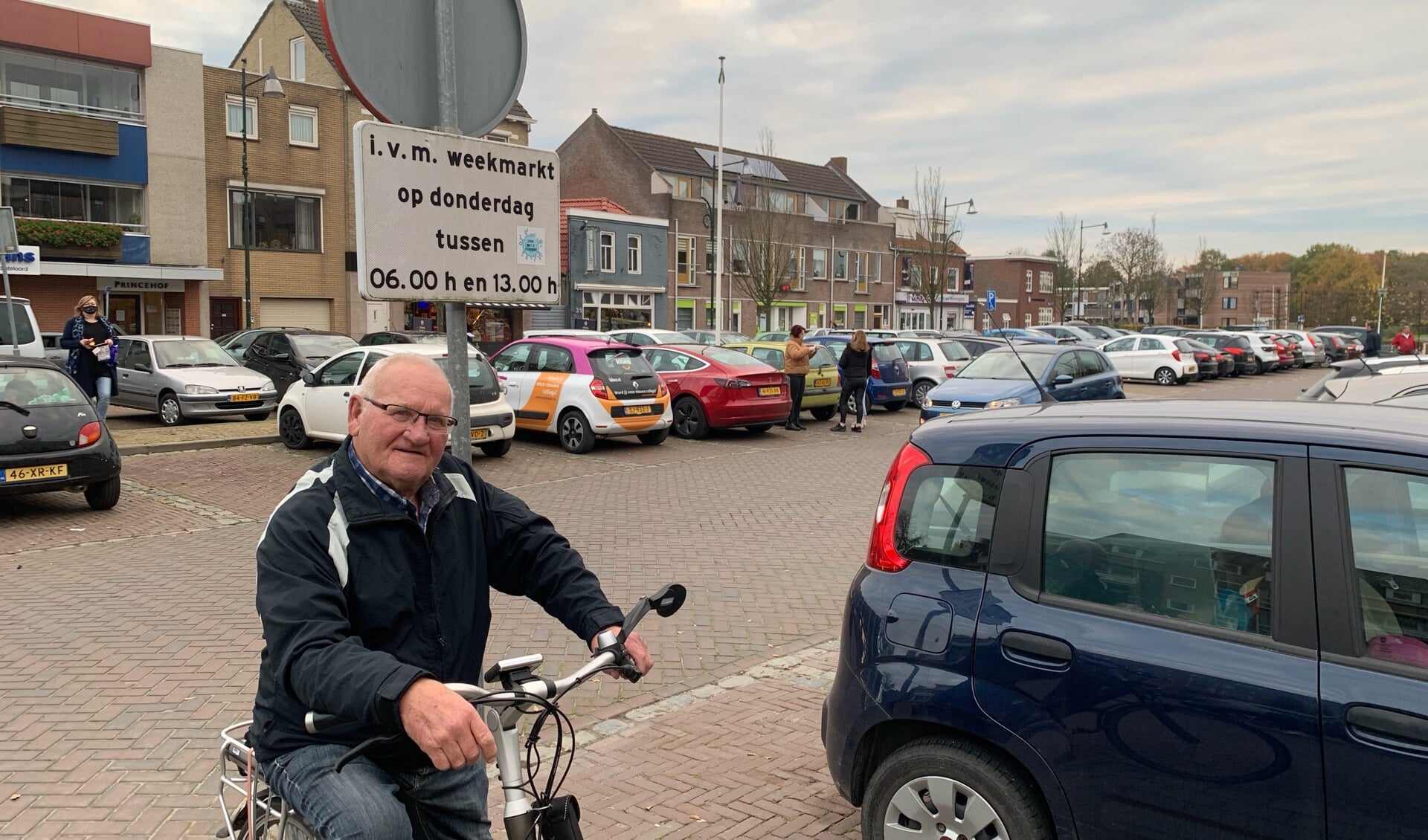 Op de fiets zet hij er geen op, maar verder heeft oud-Dinteloorder Wim Huijzer geen probleem met het dragen van een mondkapje.